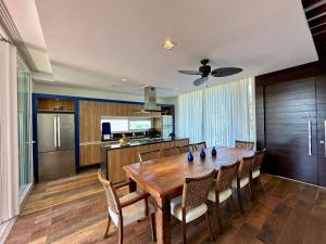 066 - Casa com piscina e vista ao mar para alugar em Bombinhas