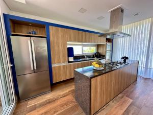 066 - Casa com piscina e vista ao mar para alugar em Bombinhas