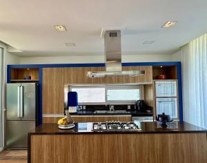 066 - Casa com piscina e vista ao mar para alugar em Bombinhas