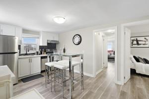 Separate 3BR Family Friendly Apartments, Separate Floors, 5 Minutes Walk to The Fallsview with Free Parking & Wine