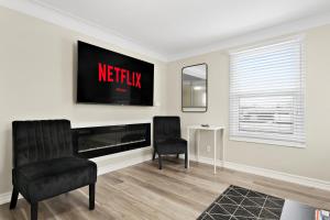 Separate 3BR Family Friendly Apartments, Separate Floors, 5 Minutes Walk to The Fallsview with Free Parking & Wine