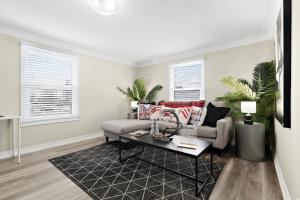 Separate 3BR Family Friendly Apartments, Separate Floors, 5 Minutes Walk to The Fallsview with Free Parking & Wine