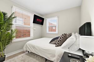 Separate 3BR Family Friendly Apartments, Separate Floors, 5 Minutes Walk to The Fallsview with Free Parking & Wine