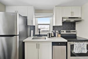Separate 3BR Family Friendly Apartments, Separate Floors, 5 Minutes Walk to The Fallsview with Free Parking & Wine