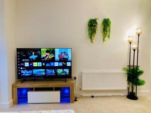 2 Bedroom Luxury Apartment! City Center with Free Parking!