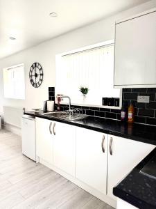 Cozy getaway in heart of warwick