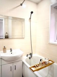 Cozy getaway in heart of warwick