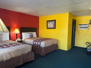 Double Room with Two Double Beds - Non-Smoking room in Holly Motel Southampton