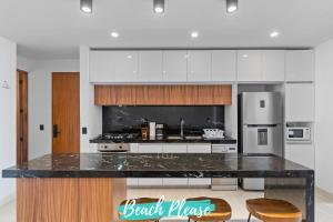 Avelar Condos - 1 Block to Beach with Rooftop Pool