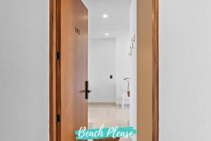 Avelar Condos - 1 Block to Beach with Rooftop Pool