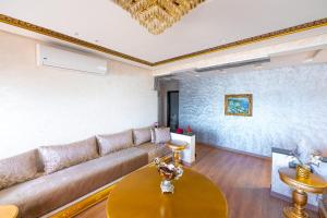 Spacious Beachfront apartment