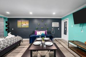 Mins to Midtown Heights Studio Apt with Free Parking