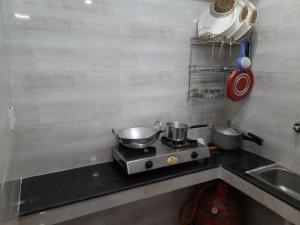 Aggarwal luxury rooms with private kitchen havingutensils, gas and fridge, wifi with android tv, fully air conditioning in cream location of lajpat nagar south delhi