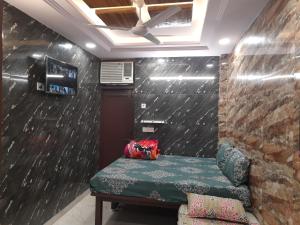 Aggarwal luxury rooms with private kitchen havingutensils, gas and fridge, wifi with android tv, fully air conditioning in cream location of lajpat nagar south delhi