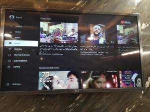 Aggarwal luxury rooms with private kitchen havingutensils, gas and fridge, wifi with android tv, fully air conditioning in cream location of lajpat nagar south delhi