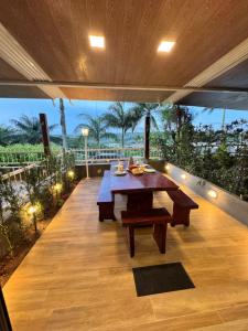 Apartamento de um quarto com varanda externa