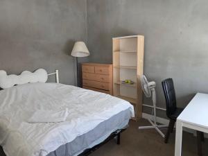 Room with double bed free tram to Melbourne CBD & Southern Cross Station