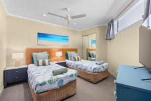 Hervey Bay 50 meters from the beach, 2BR 2BA Apartment in Resort on the Esplanade with 2 Pools, Spa, Gym, and Parking