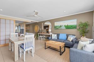 Hervey Bay 50 meters from the beach, 2BR 2BA Apartment in Resort on the Esplanade with 2 Pools, Spa, Gym, and Parking