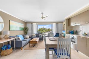 Hervey Bay 50 meters from the beach, 2BR 2BA Apartment in Resort on the Esplanade with 2 Pools, Spa, Gym, and Parking