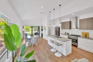 Chic Family Friendly 4BR Retreat Near Redcliffe - Beachmere