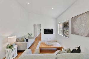 Chic Family Friendly 4BR Retreat Near Redcliffe