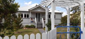 Amiens Cottage. Queenslander, charming, central.