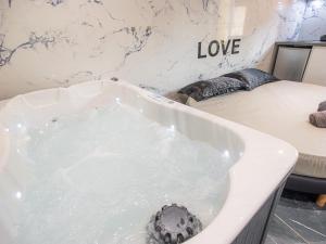 Maisons d'hotes Le Saphir Spa & Jacuzzi : photos des chambres