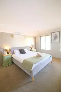 Airport 5BR Retreat - Full Kitchen & Tranquil - Bickley