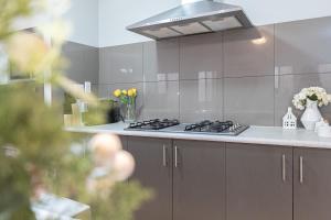 Airport 5BR Retreat - Full Kitchen & Tranquil