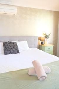 Airport 5BR Retreat - Full Kitchen & Tranquil