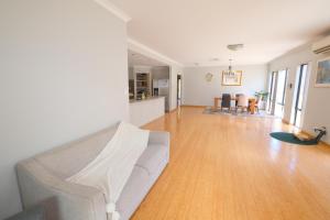 Airport 5BR Retreat - Full Kitchen & Tranquil