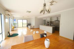 Airport 5BR Retreat - Full Kitchen & Tranquil