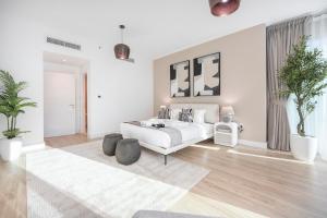 Free housekeeping visits during your stay - StayShort - Stylish 1-Bedroom Apartment Perfect for 4 in JBR Dubai Marina