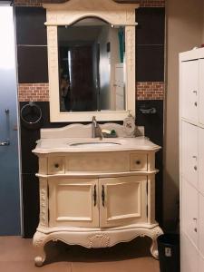 Standard Queen room with shared bathroom by MyPOCKETT