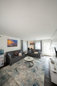 Arabella Luxe Near Waterfront Mall - Karen