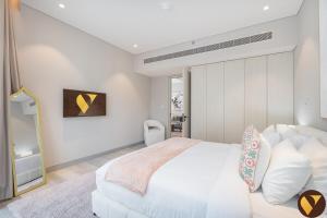 Vogue Condor Star Dubai Marina - Fully Renovated, Brand-New One Bedroom Apartment with Balcony and Infinity Pool Access