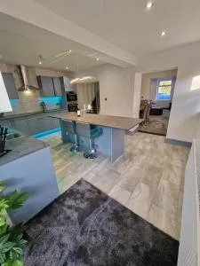 Stunning Modern Riverside Cottage - Cilybebyll