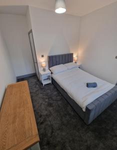 Stunning Modern Riverside Cottage