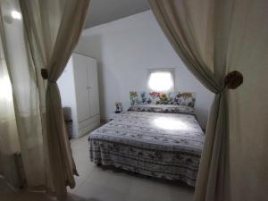 Casa al mare "Caseddhu" con cortile recintato e giardino