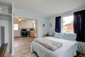 Anchors Away Cottage Studio by the Sea w fireplace