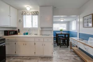 Anchors Away Cottage Studio by the Sea w fireplace