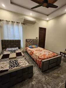 House Portion with One Bedroom in Johar Town Lahore - Kānjra