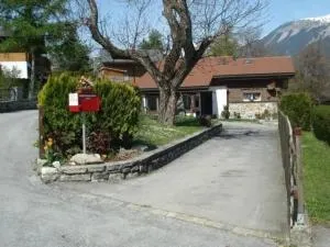 Chalet Haus bei Einfahrt grosser Nussbaum - Varen