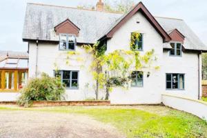 5-Bed Home - Sleeps 12 Pool Garden & Play Area