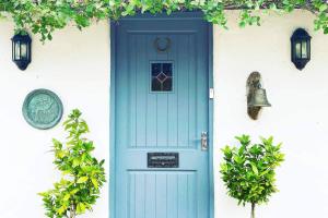 5-Bed Home - Sleeps 12 Pool Garden & Play Area