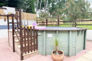 5-Bed Home - Sleeps 12 Pool Garden & Play Area