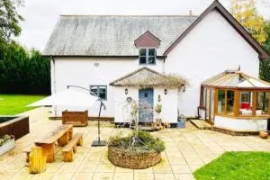 5-Bed Home - Sleeps 12 Pool Garden & Play Area - Combe Florey