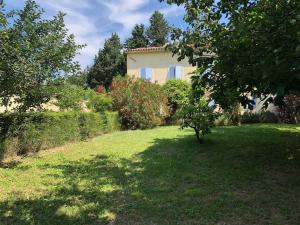 Villas Beautiful Quiet Provencal Farmhouse with Pool : photos des chambres