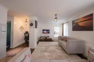 16 Arabella Nova near Waterfront Mall - Karen